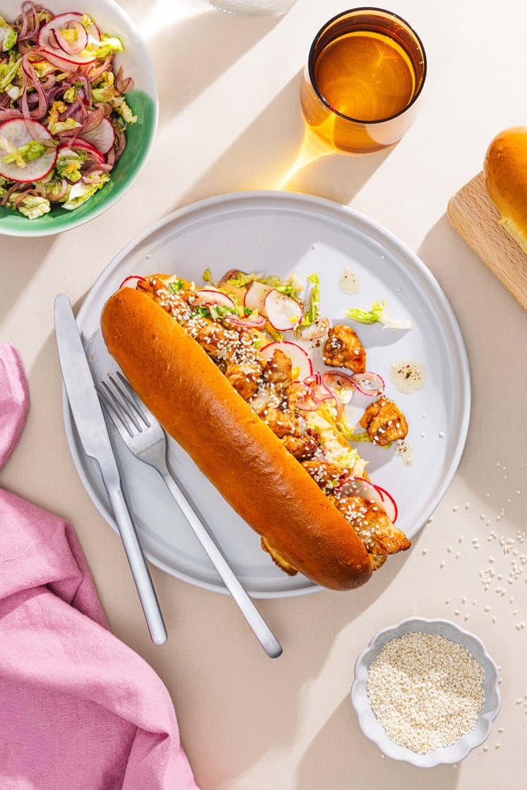 Bánh mì med hoisinkylling, rask kimchi og chilimajones