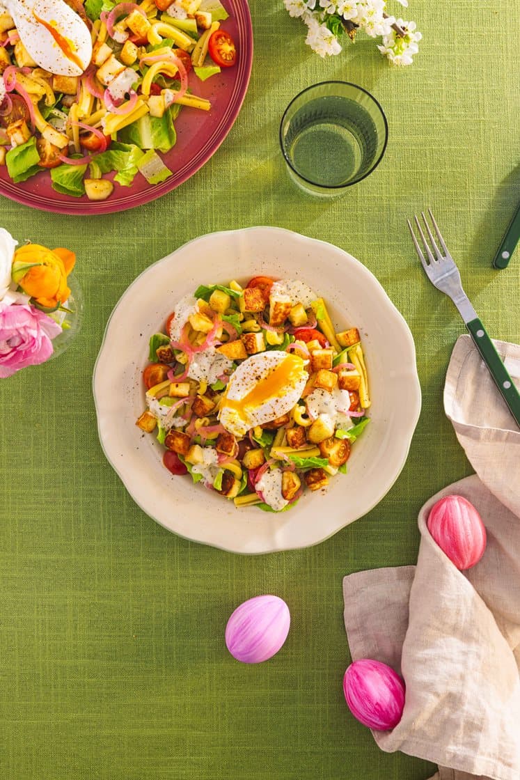 Påskesalat med pasta, cherrytomater, sprøstekt halloumi og posjert egg 