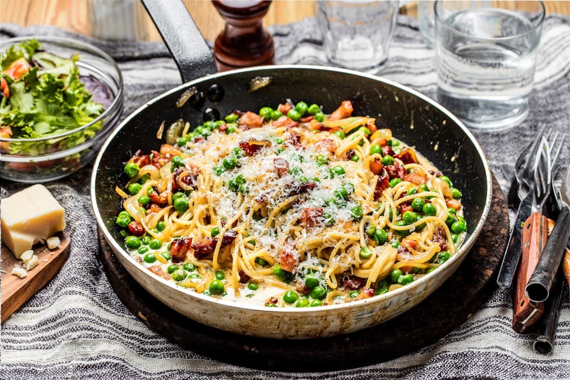 Pasta carbonara med bacon og grønne erter Oppskrift Godtlevert