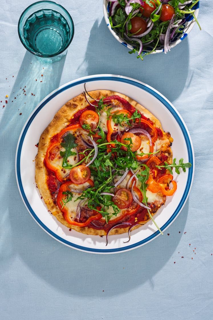 Steinovnsbakt pizza arrabiata med tomat- og ruccolasalat