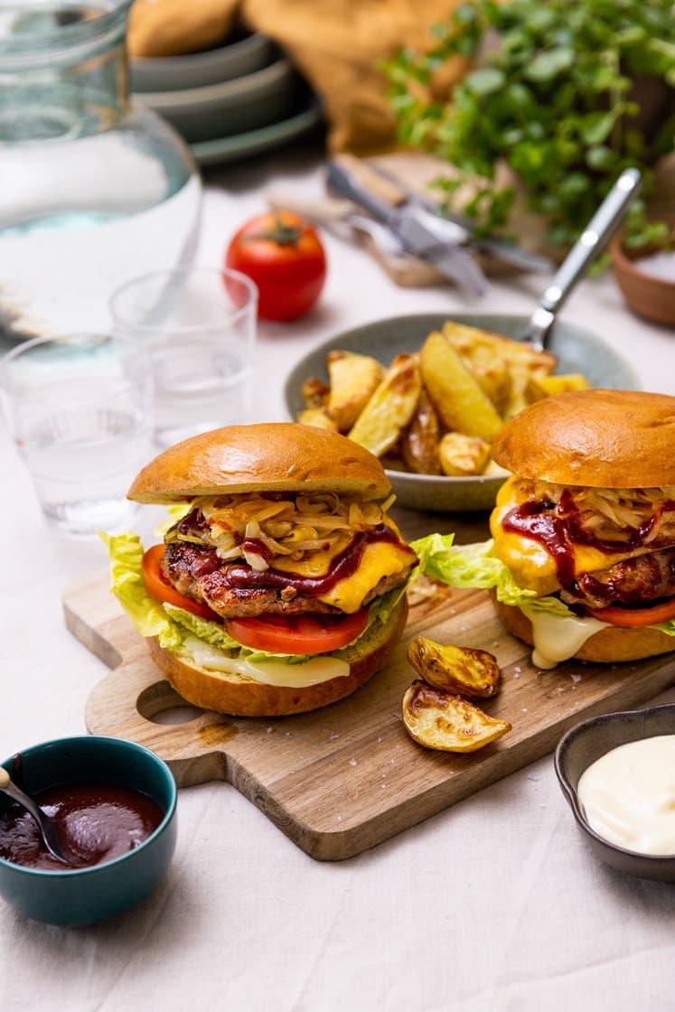 BBQ-burger med cheddar og stekt løk, potetbåter og aioli