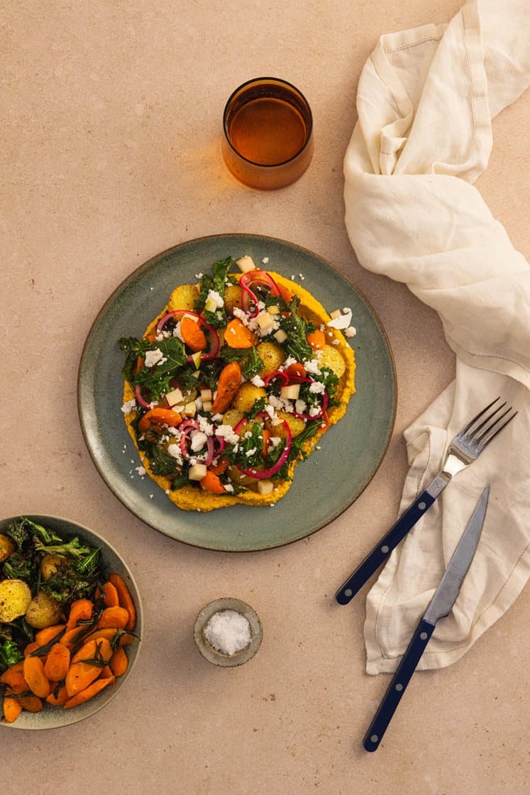 Lun potet- og fetaostsalat med bakt gulrotkrem, sprø grønnkål og eple