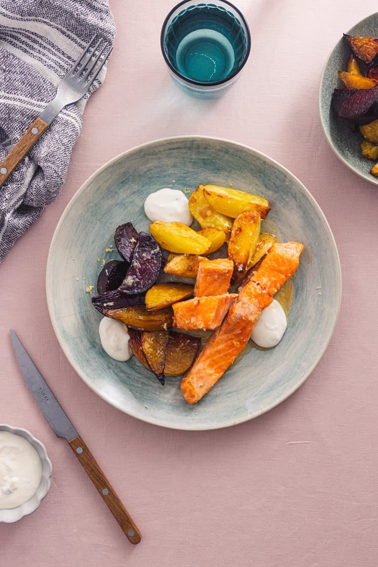 Sitron- og honningbakt laksefilet med ovnsbakte beter og potetbåter, toppet med pepperrotrømme