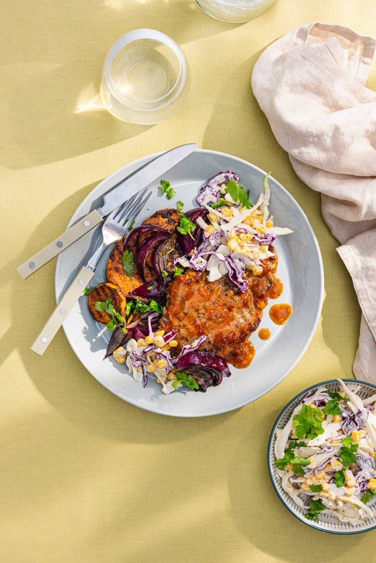 Grillet svinenakke med sitrusmarinade, maiscoleslaw og søtpotetsalat med koriander