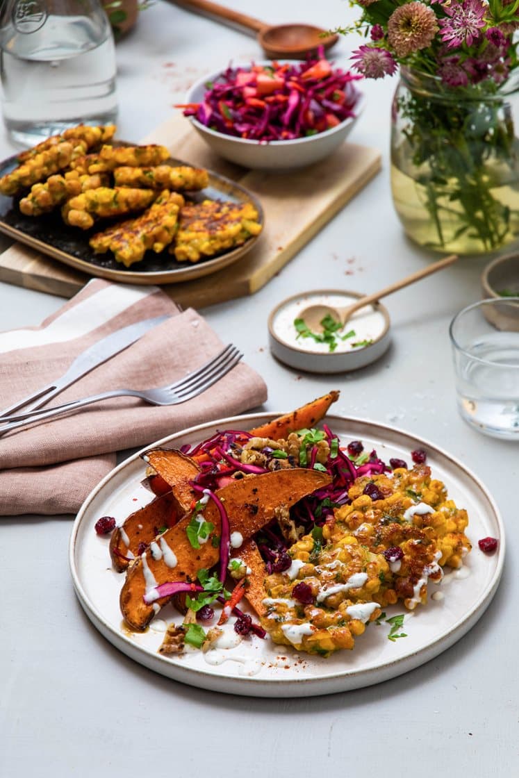 Kikertfritters med frisk rødkålsalat, søtpotetbåter og lett urtedressing