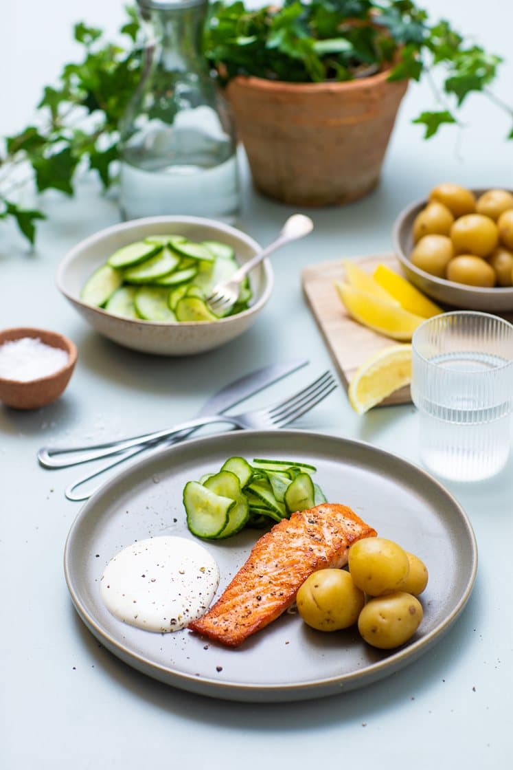 Pannestekt laks med poteter, agurksalat og rømme