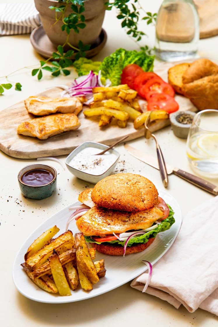 Kyllingburger med ovnsbakte poteter, hjertesalat og barbecuesaus