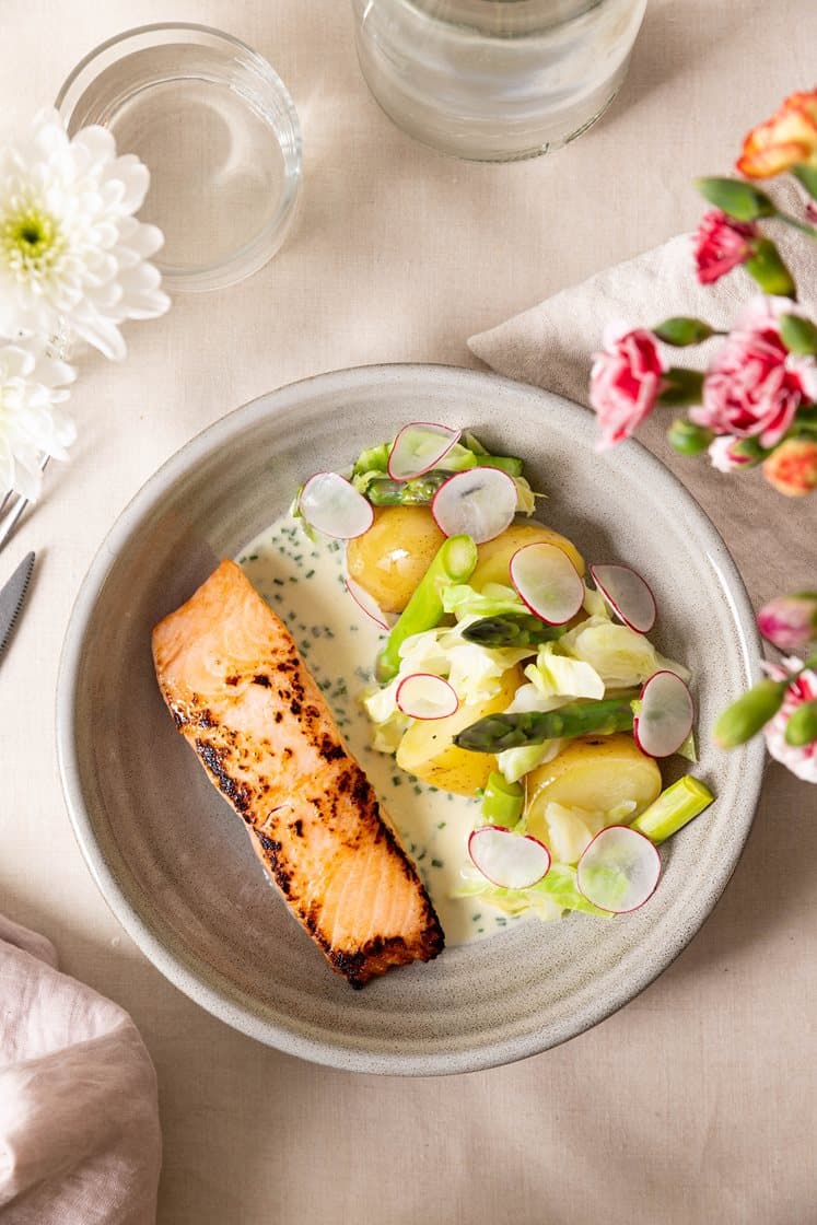 Sukkersaltet laksefilet med asparges, reddiker og spisskål, rømmesmørsaus med gressløk