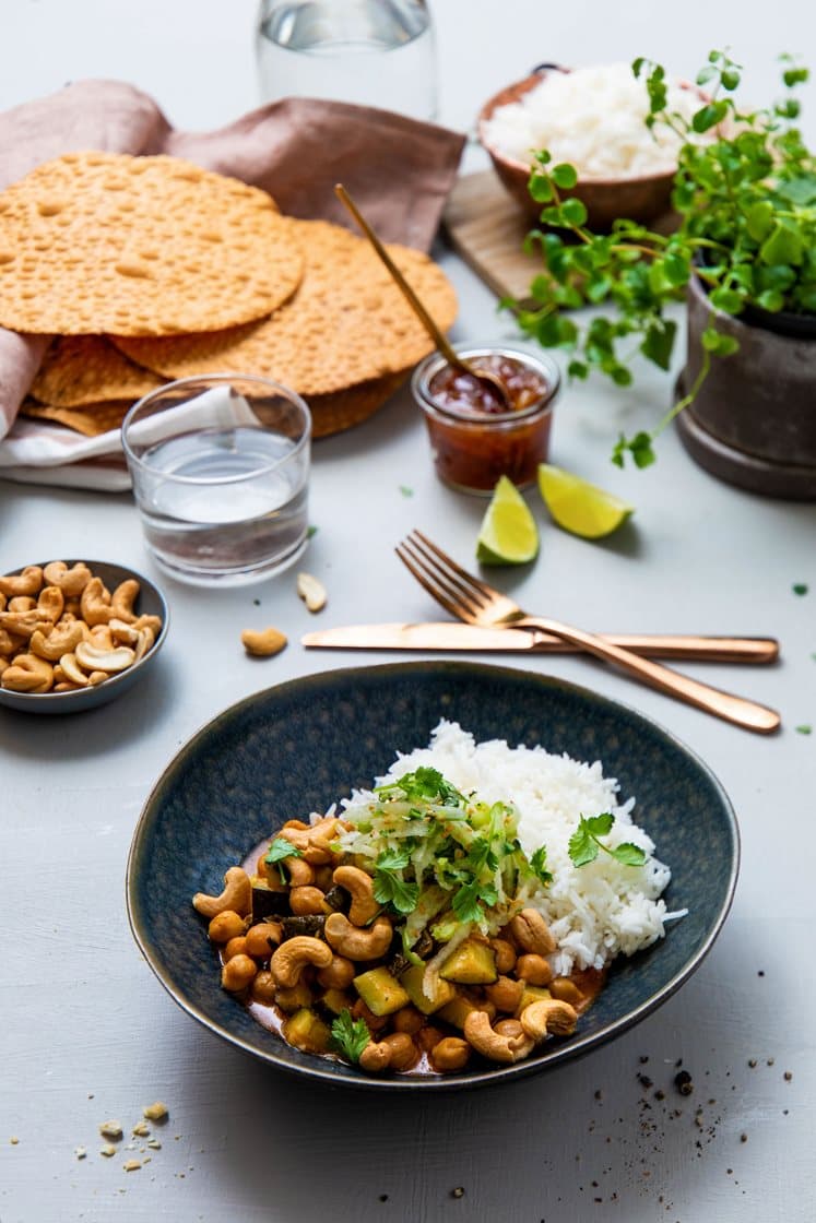 Butter chickpeas med eple- og koriandersalat, cashewnøtter og mangochutney