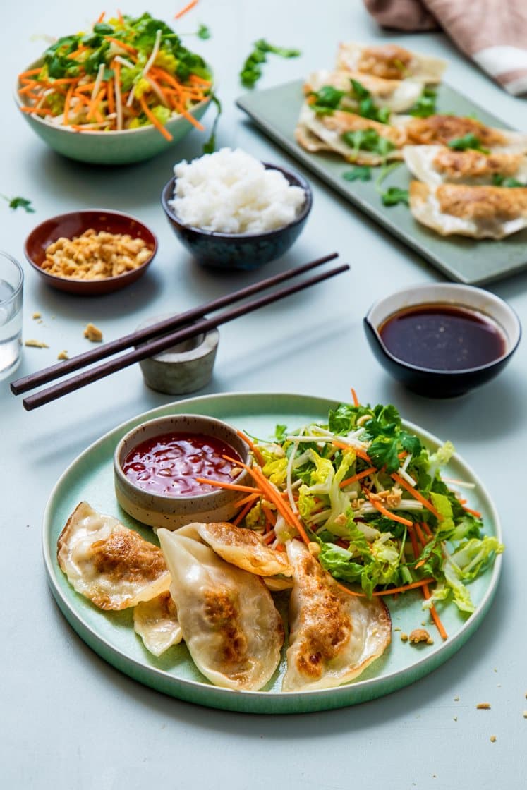 Hjemmelagde gyoza – dumplings med salsicciadeig, reker, jasminris, rettichsalat og ponzusaus