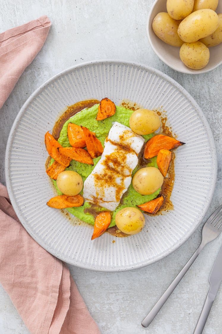 Lettsaltet torsk med kokte poteter, ertepuré, ovnsbakte gulrøtter og soyasmør
