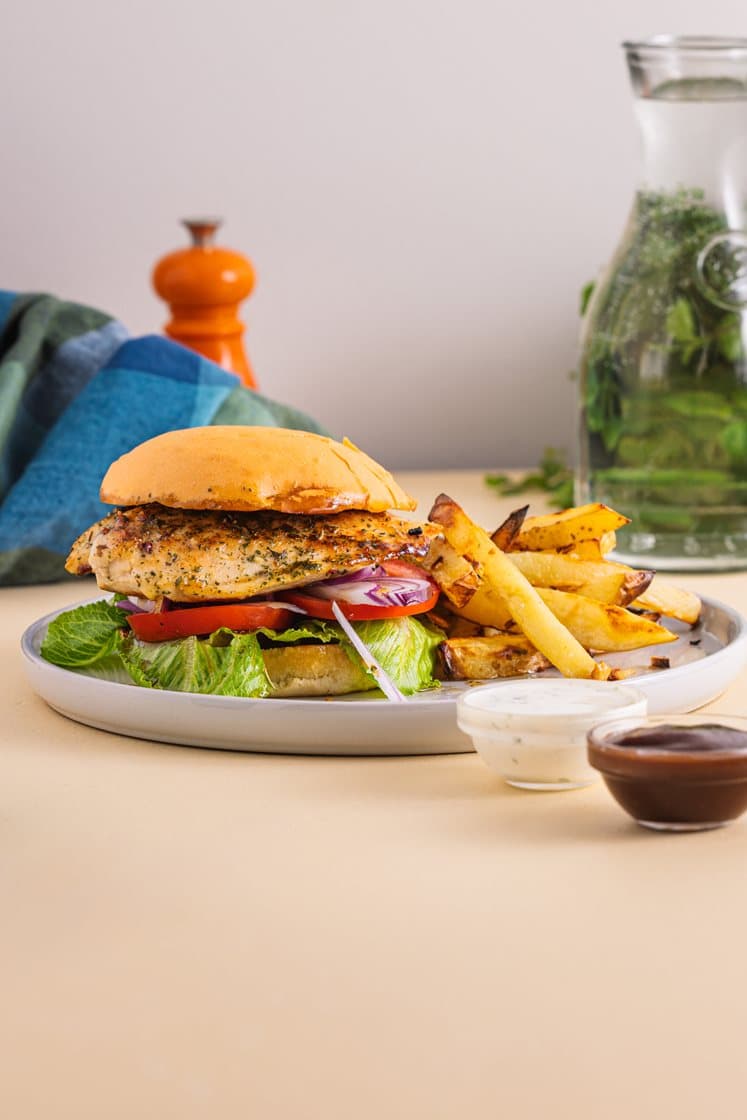 Kyllingburger med ovnsbakte poteter, hjertesalat og barbecuesaus