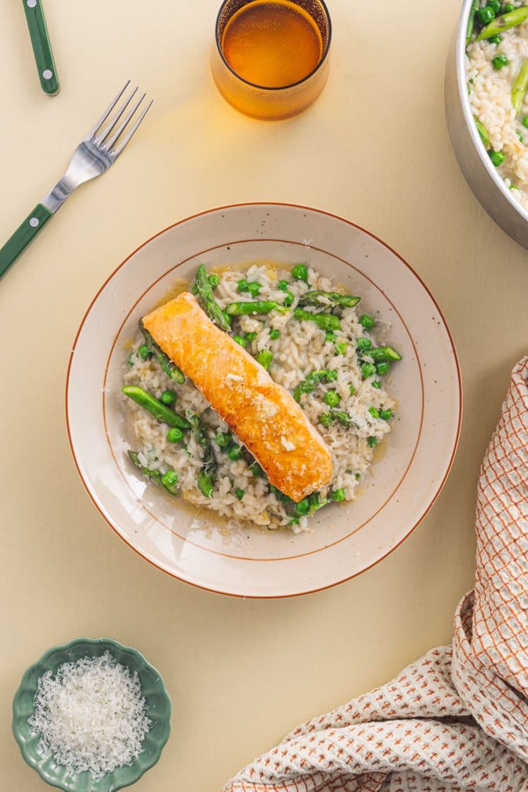 Pannestekt laks med asparges- og erterisotto 