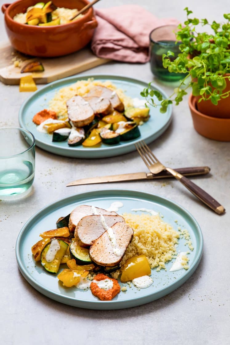 Svinefilet med couscous, stekt squash og ajvarsaus