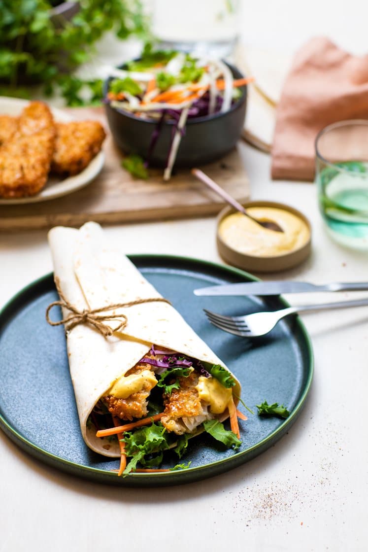 Wrap med panert torsk, sprø grønnsaker og curry- og mangodressing