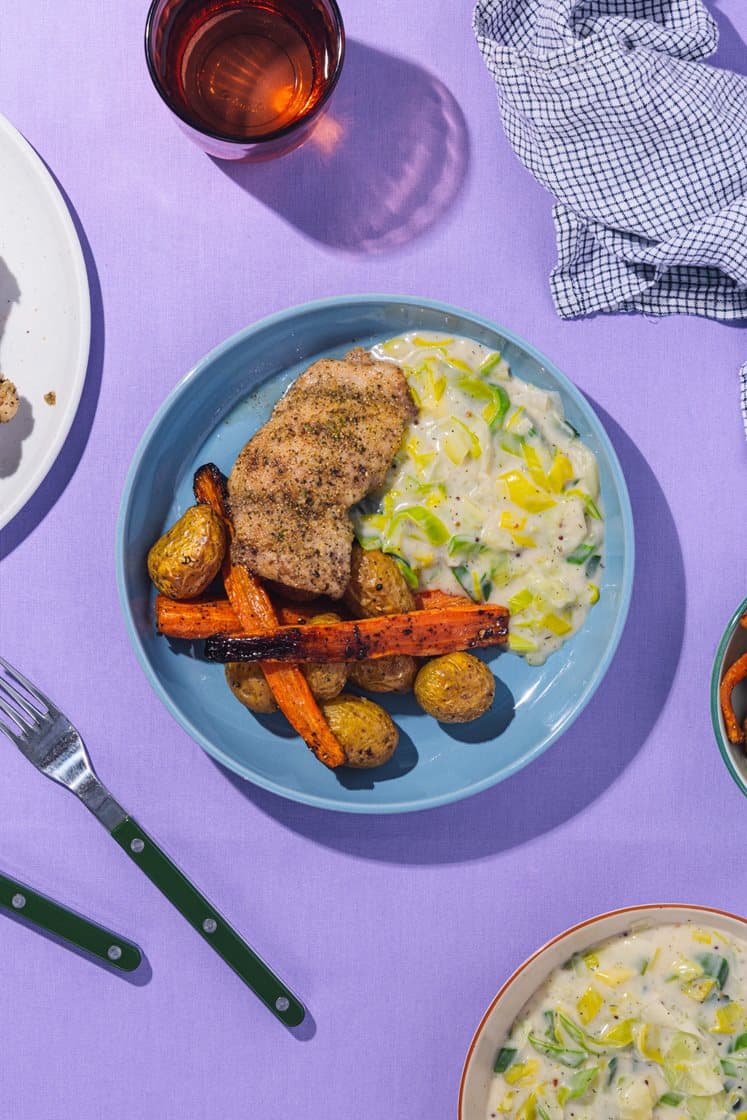 Pannestekt kyllinglårfilet med kremet purre, ovnsbakte gulrøtter og poteter