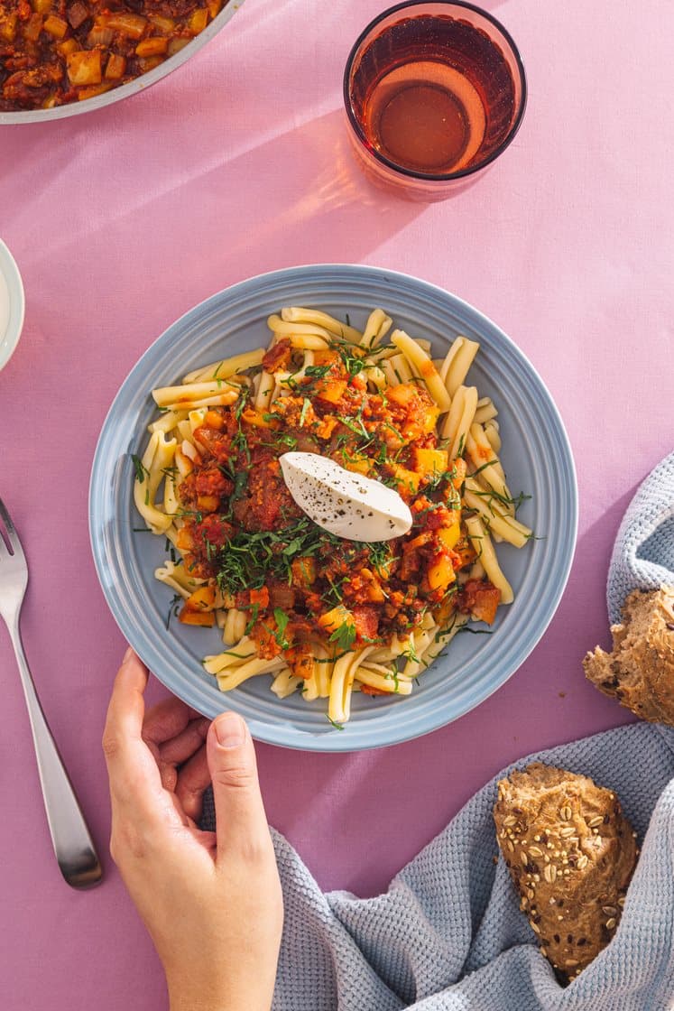 Meksikansk grønnsak- og bønnegryte med pasta, creme fraiche og bagetter 
