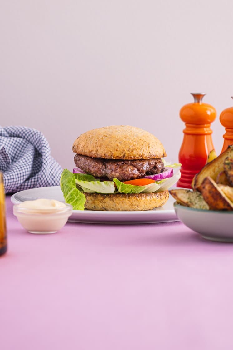 Trøffelburger med urtepoteter og friske grønnsaker servert med bakt sitron-aioli