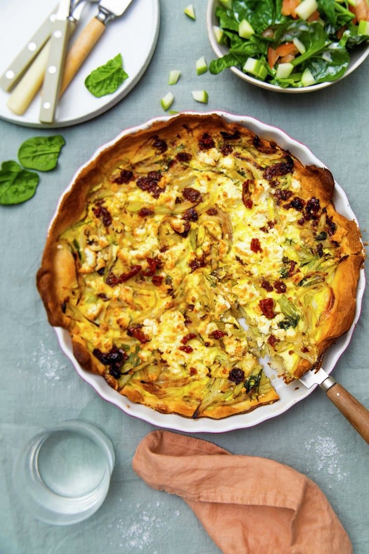 Vegetarpai med soltørkede tomater, fennikel, fetaost og eple- og spinatsalat