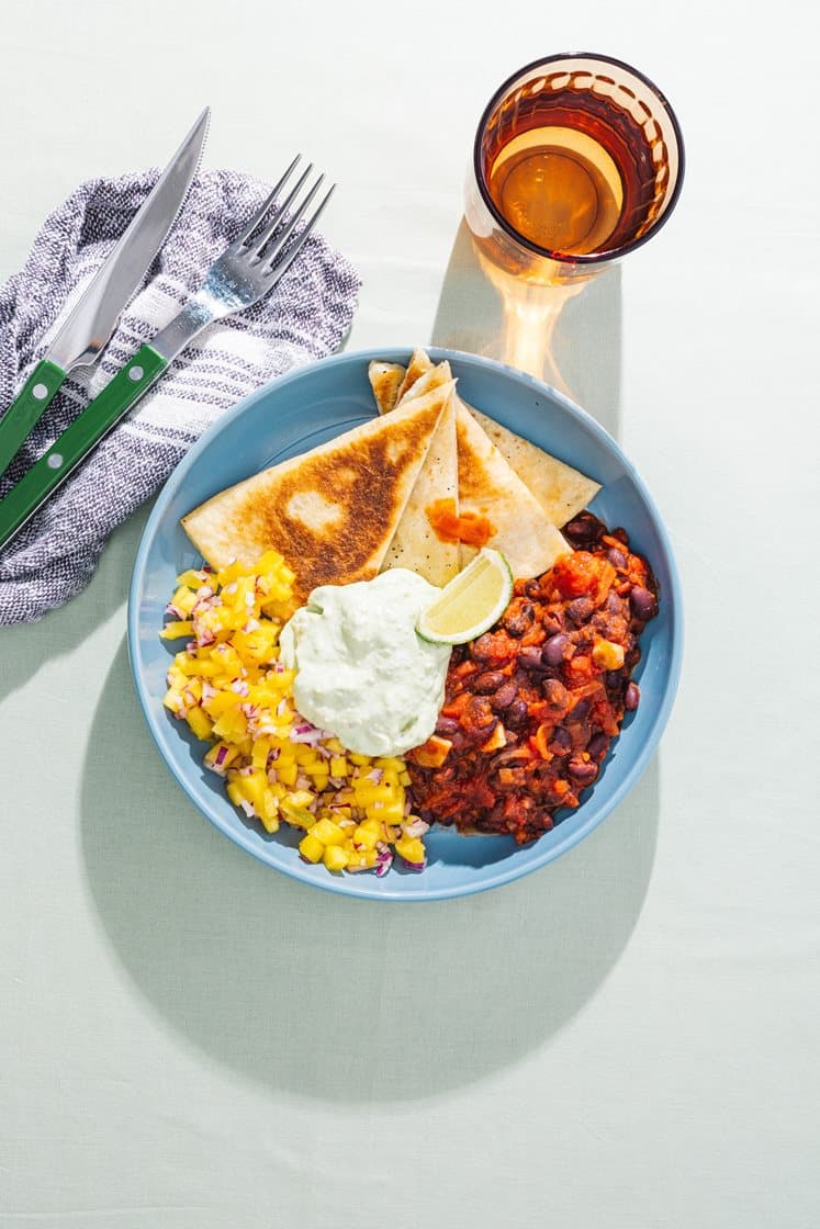 Quesadillas med tomatstekte svarte bønner, mangosalsa og guacamole