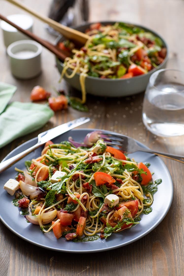 Linguine med pepperoni, tomat, fetaost og ruccolapesto