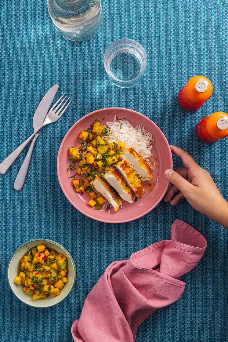 Pankopanert halloumi med ris og asiatisk mangosalat med mynte