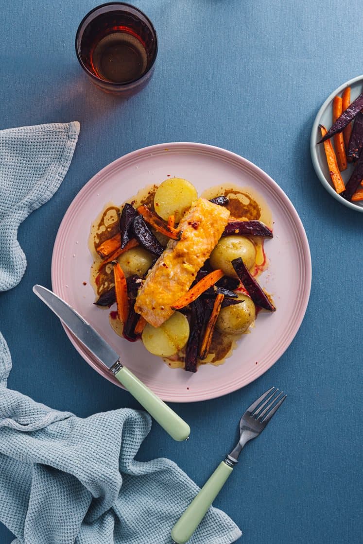 Appelsin- og honningbakt laksefilet med chilikrydrede rotgrønnsaker og ingefær- og soyasmør