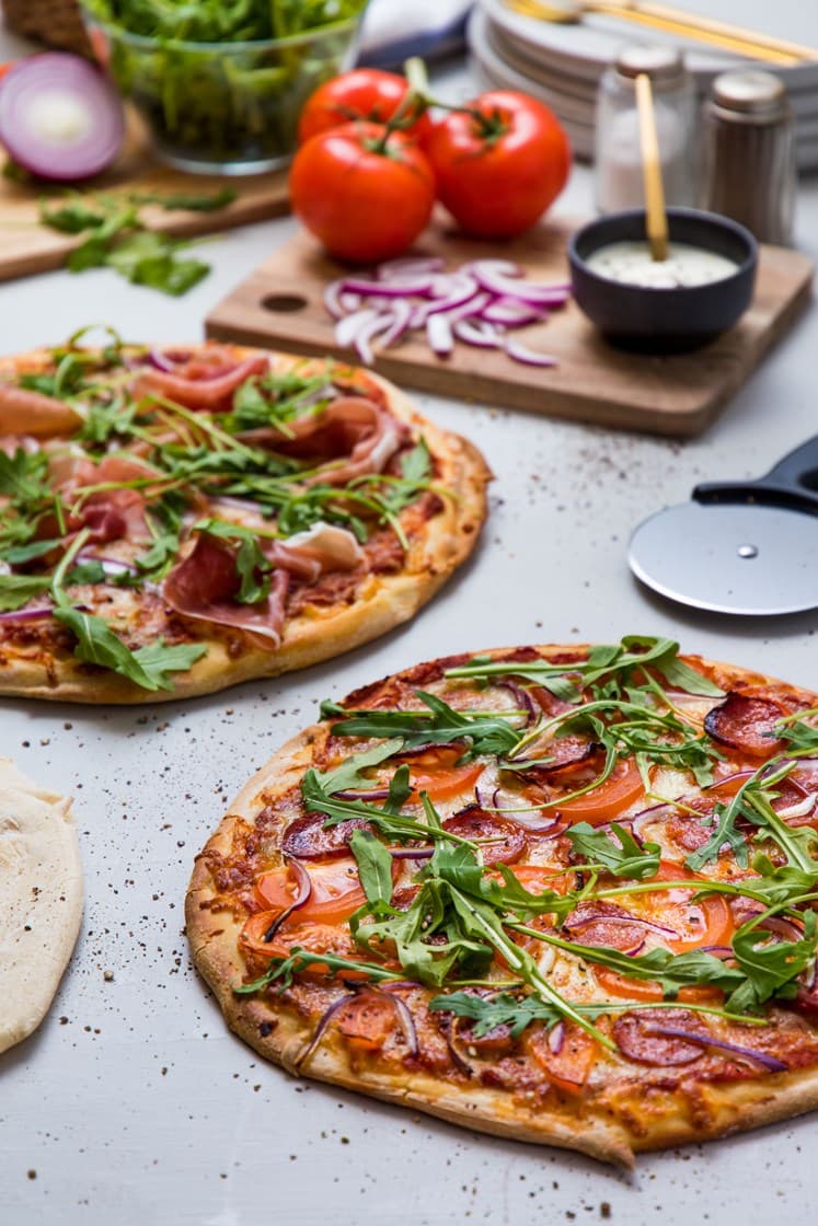 Italiensk pizza med steinovnsbakte pizzabunner