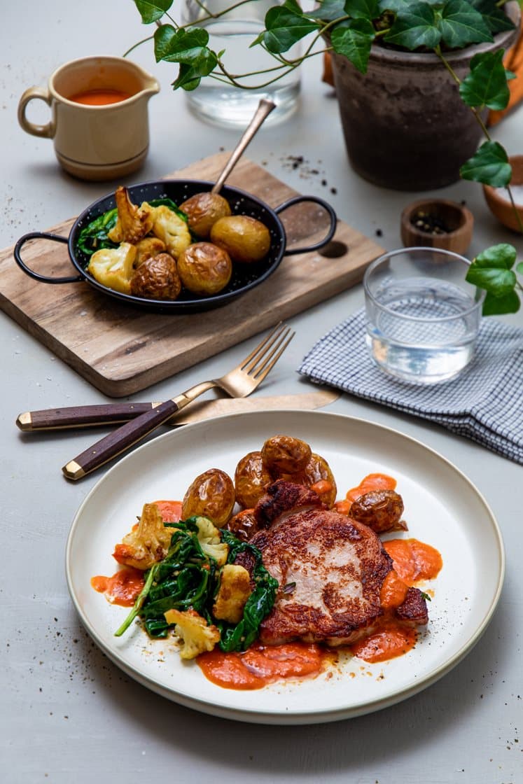 Svinefilet med pannestekt blomkål, spinat og ajvar