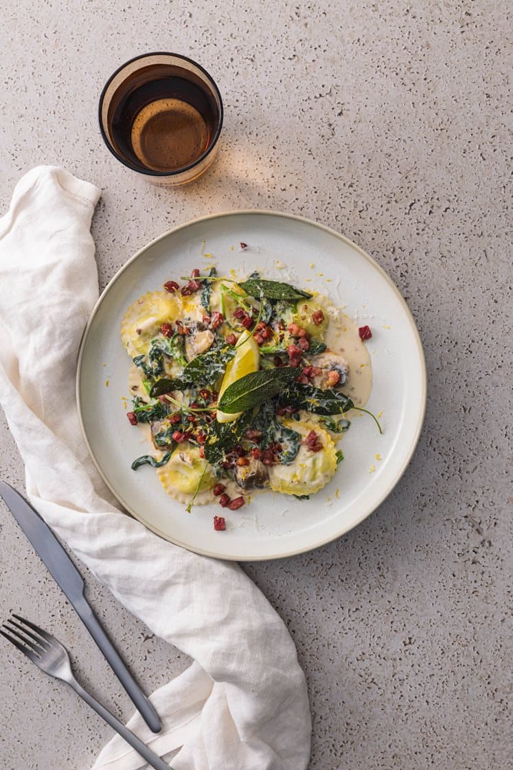 Girasoli med pesto, sjampinjong i kremet spinatsaus, servert med sprøstekt bacon og salvie