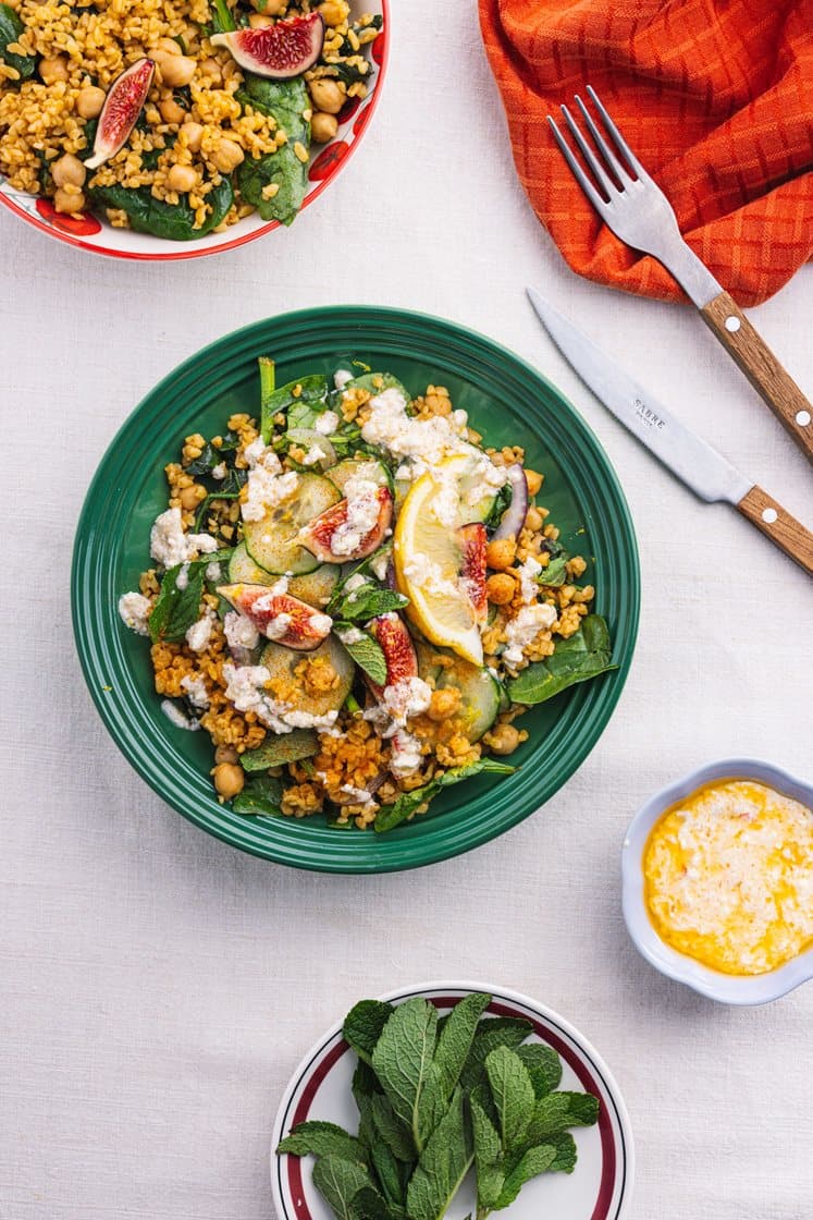 Bulgur- og fikensalat med kikerter, lettsyltet rødløk, mynte og fetadressing 