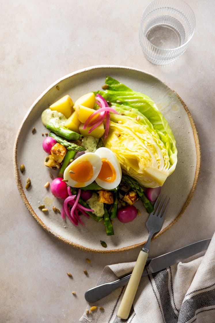 Grillet halloumi med smørdampet asparges og spisskål, servert med poteter, bløtkokte egg og estragonmajones