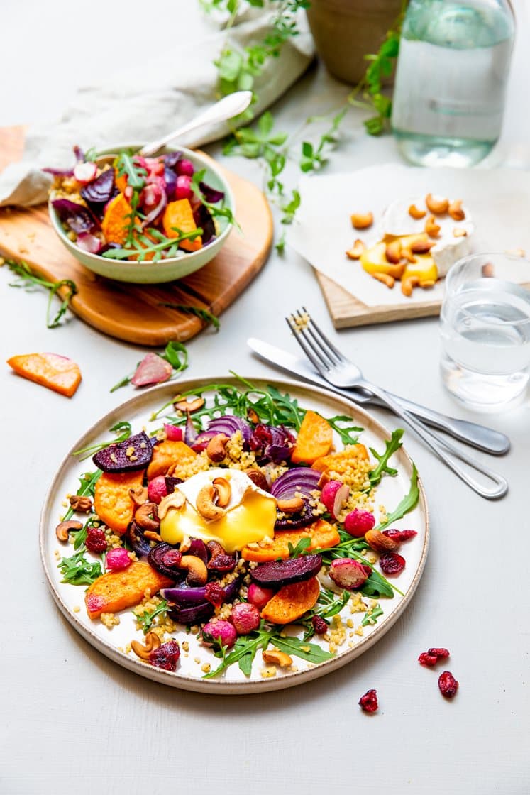 Bulgursalat med flaskegresskar, ovnsbakt camembert og ruccolasalat med tranebær og balsamicovinaigrette