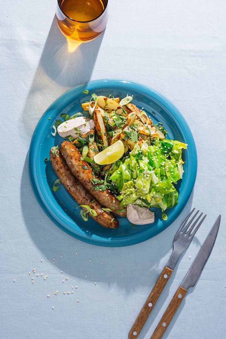 Black garlic pølser og spicy fries med yamitsuki kålsalat og five spice dressing