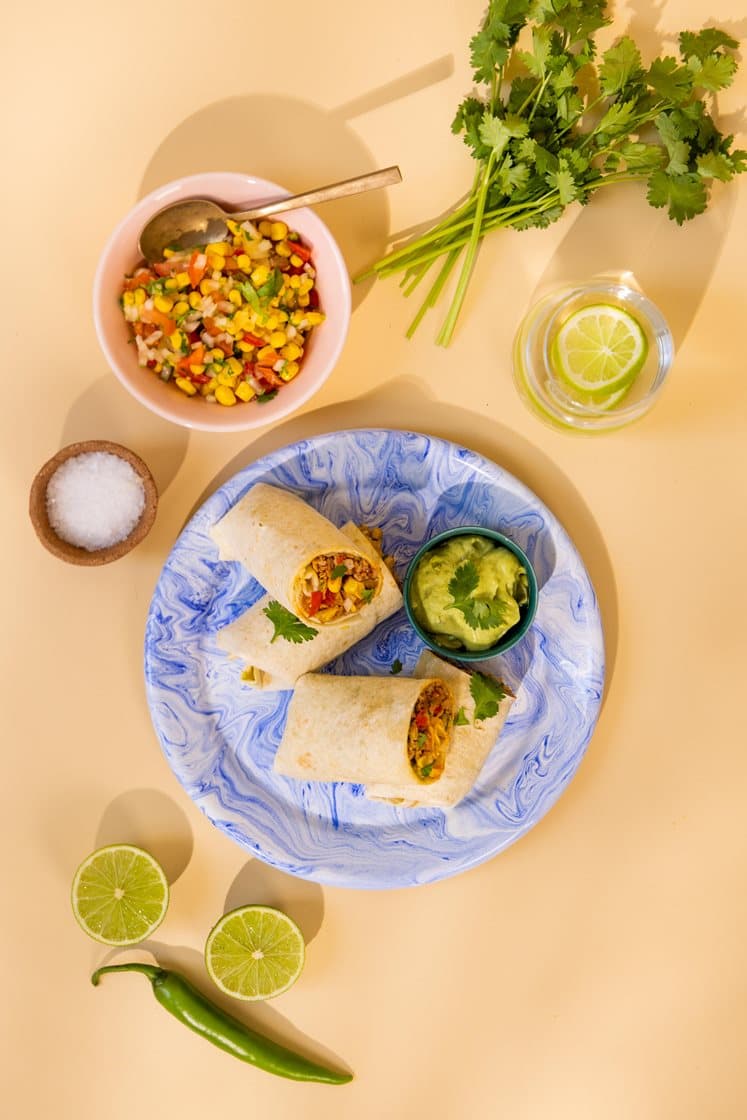 Krydret kyllingburritos med tomat- og maissalat og avokadodressing