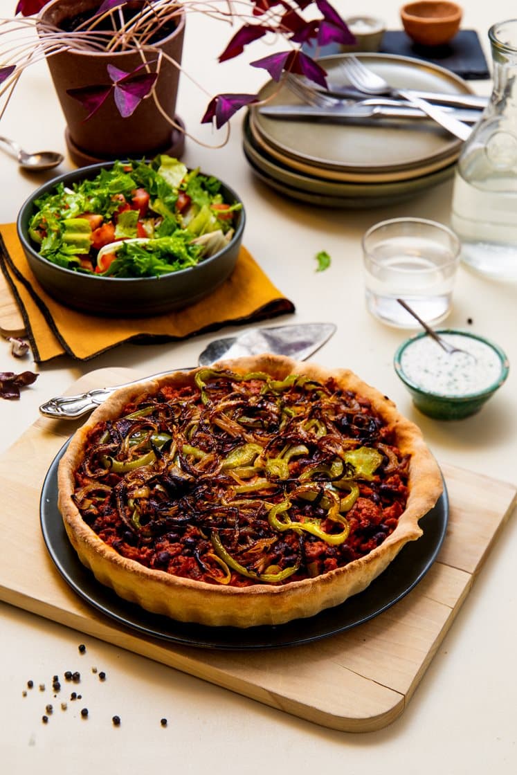 Chili con carne-pai med karamellisert løk og salat