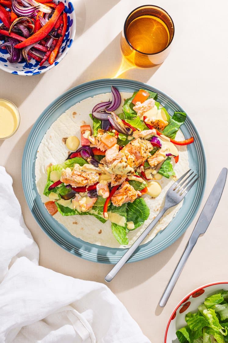 Wraps med bakte grønnsaker og laks, frisk salat og curry- og mangodressing 