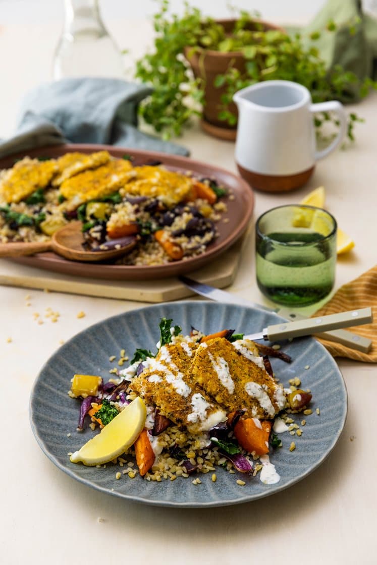 Høstsalat med ovnsbakte røtter og grønnkål, panert mozzarella og lett urtedressing