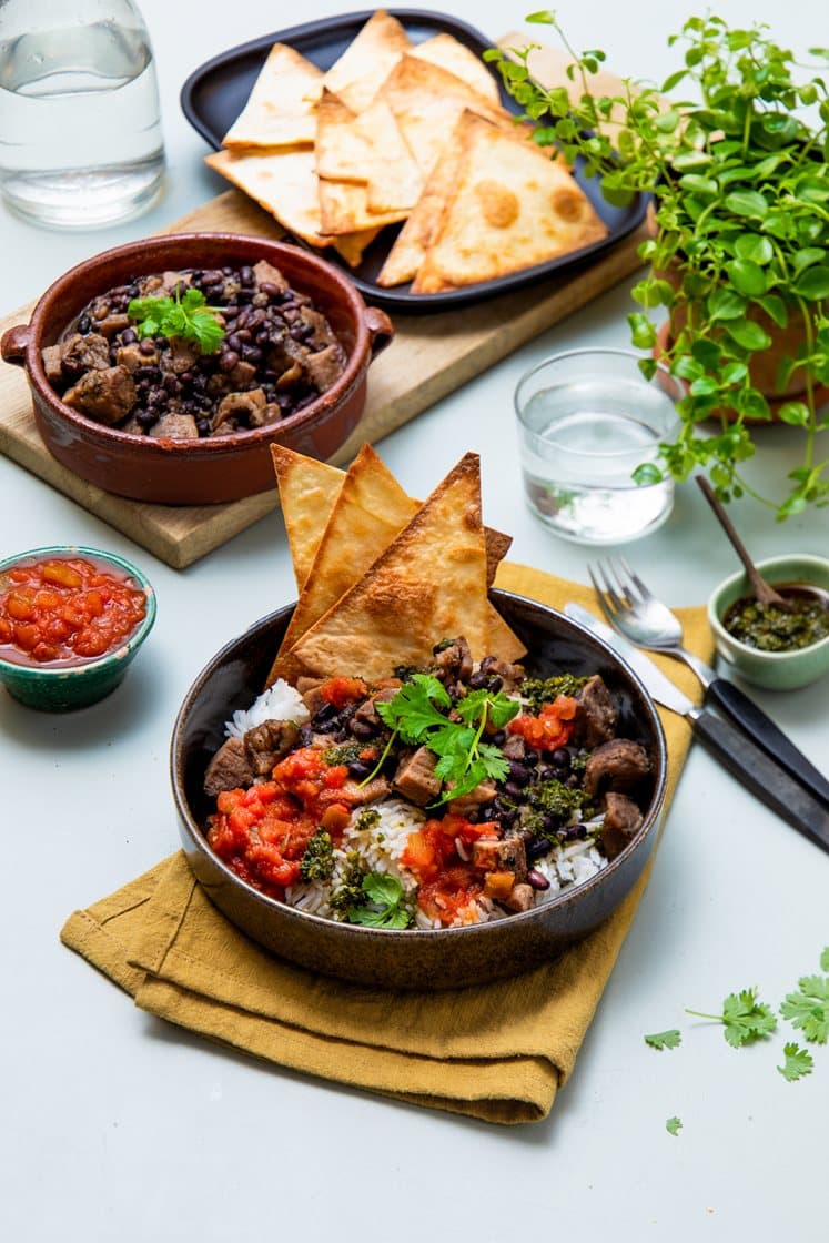 Pulled pork med basmatiris, tomatsalsa og hjemmelagde tortillachips 
