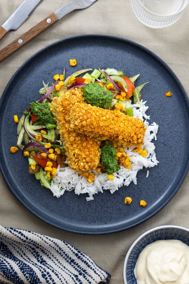 Sprøbakt sei med tomatsalsa og ris servert med stekt mais, chimichurri og friske grønnsaker