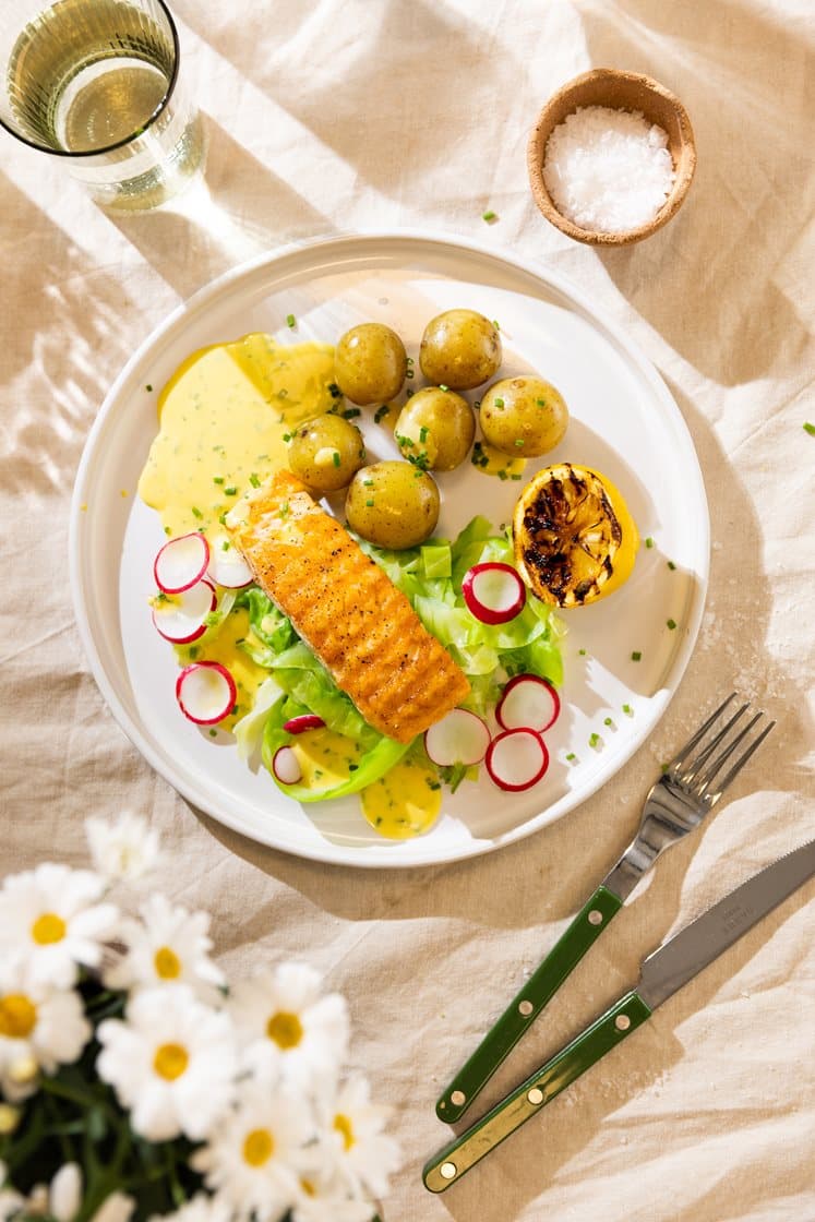 Grillet laksefilet med reddiker og spisskål, kokte poteter og smørsaus med gressløk