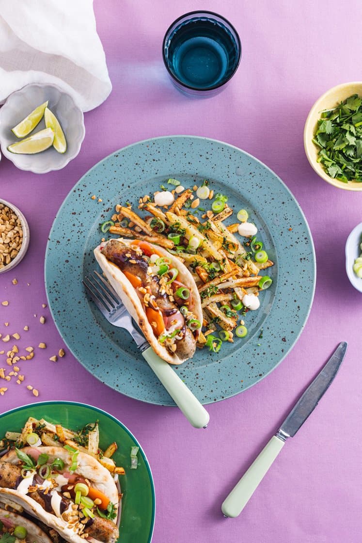 Black garlic pølser i piadina med spicy fries, syltede grønnsaker, hoisin og peanøtter 