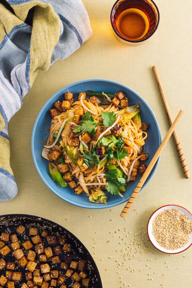 Spicy umami nudler med bønnespirer, vårløk og sesammarinert tofu