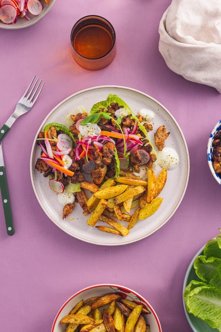 Kyllinggyros i hjertesalatwrap med lettsyltede grønnsaker, yoghurt og potetfries 