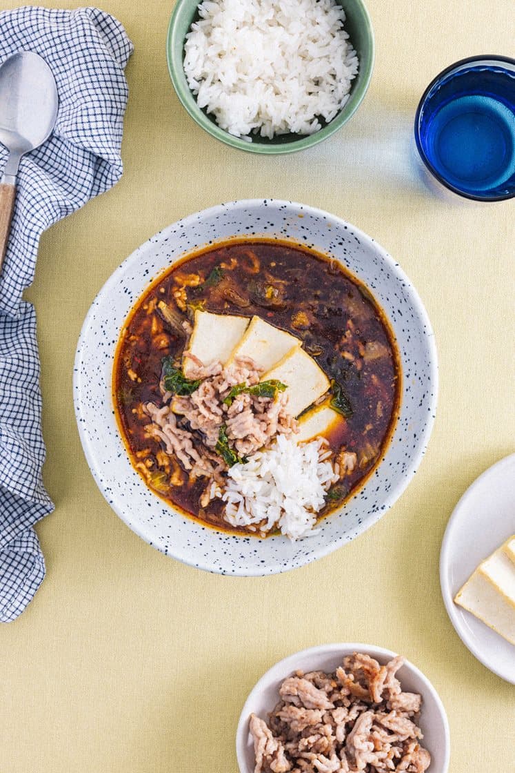 Jjigae – Spicy koreansk gryte med kinakål, sprøstekt svinekjøtt og tofu