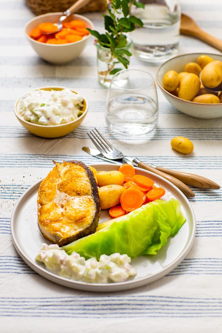 Pannestekt kveite med poteter, dampet kål og eple og yoghurt dressing