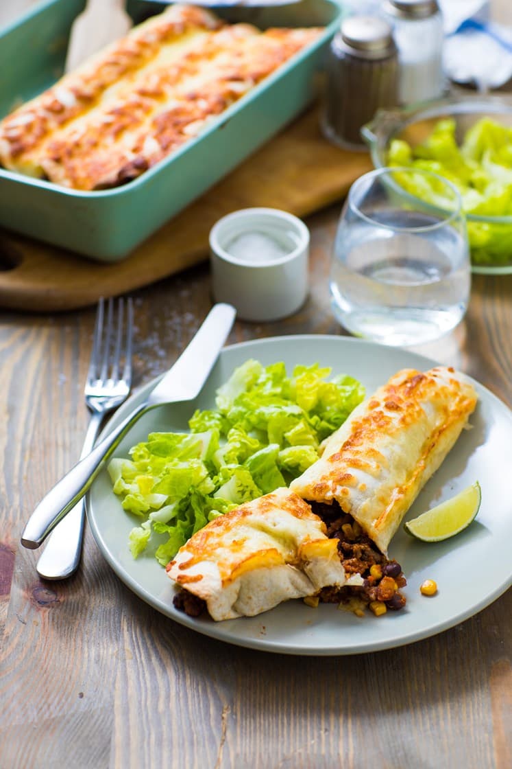 Enchiladas med kjøttdeig av svin og storfe med linser, tomatsalsa og ost