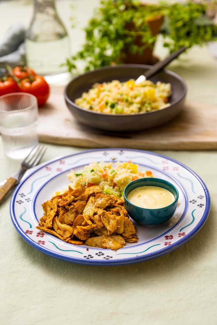 Grillet gyroskjøtt med bulgursalat og curry- og mangodressing