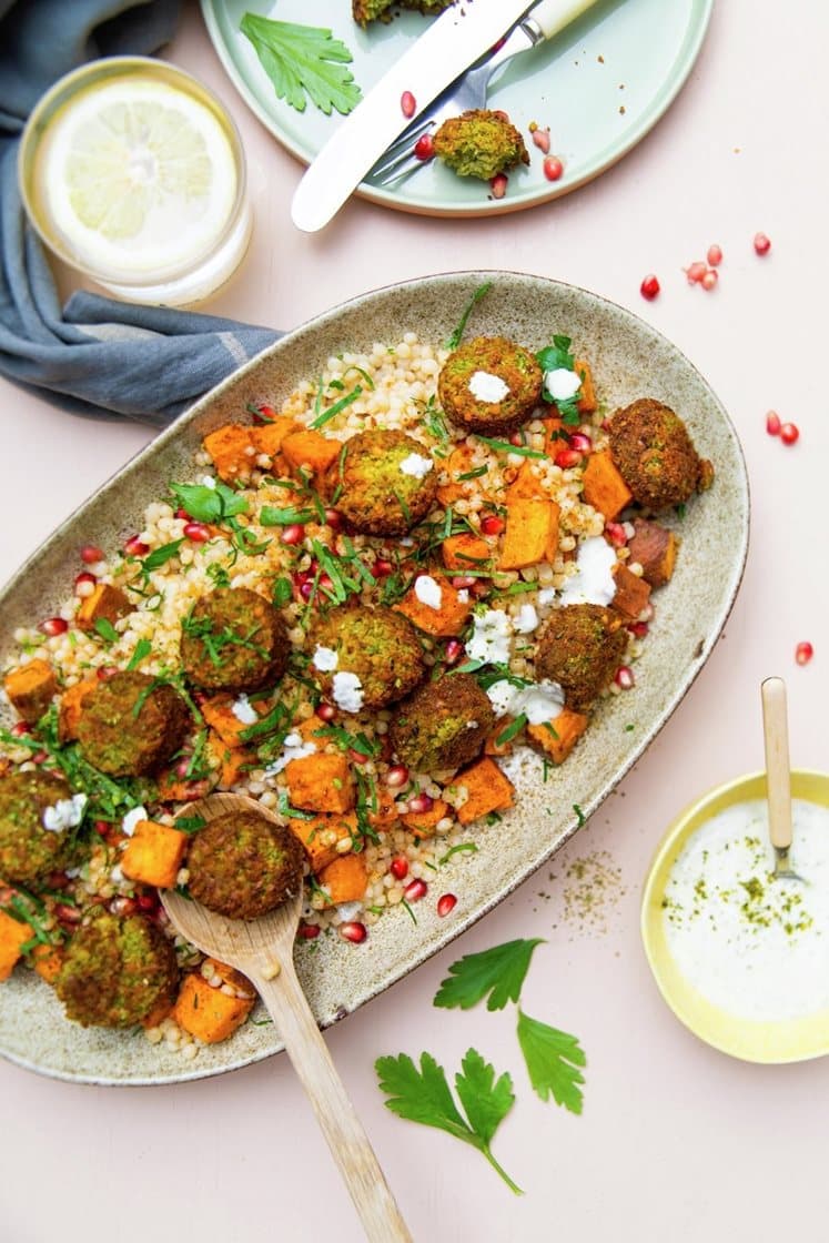 Tabbouleh med perlecouscous, falafler og røkt chilibakt søtpotet