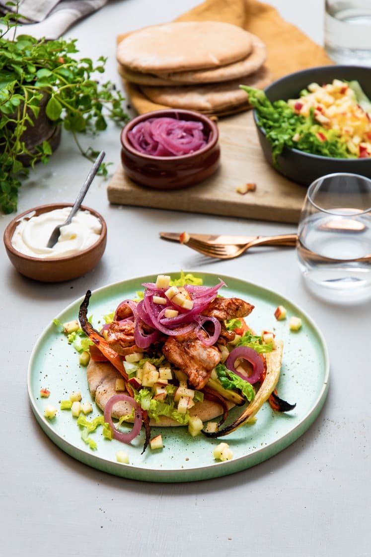 Kyllingpita med barbecuesaus, rotgrønnsaksfries, eple, rømme og salat